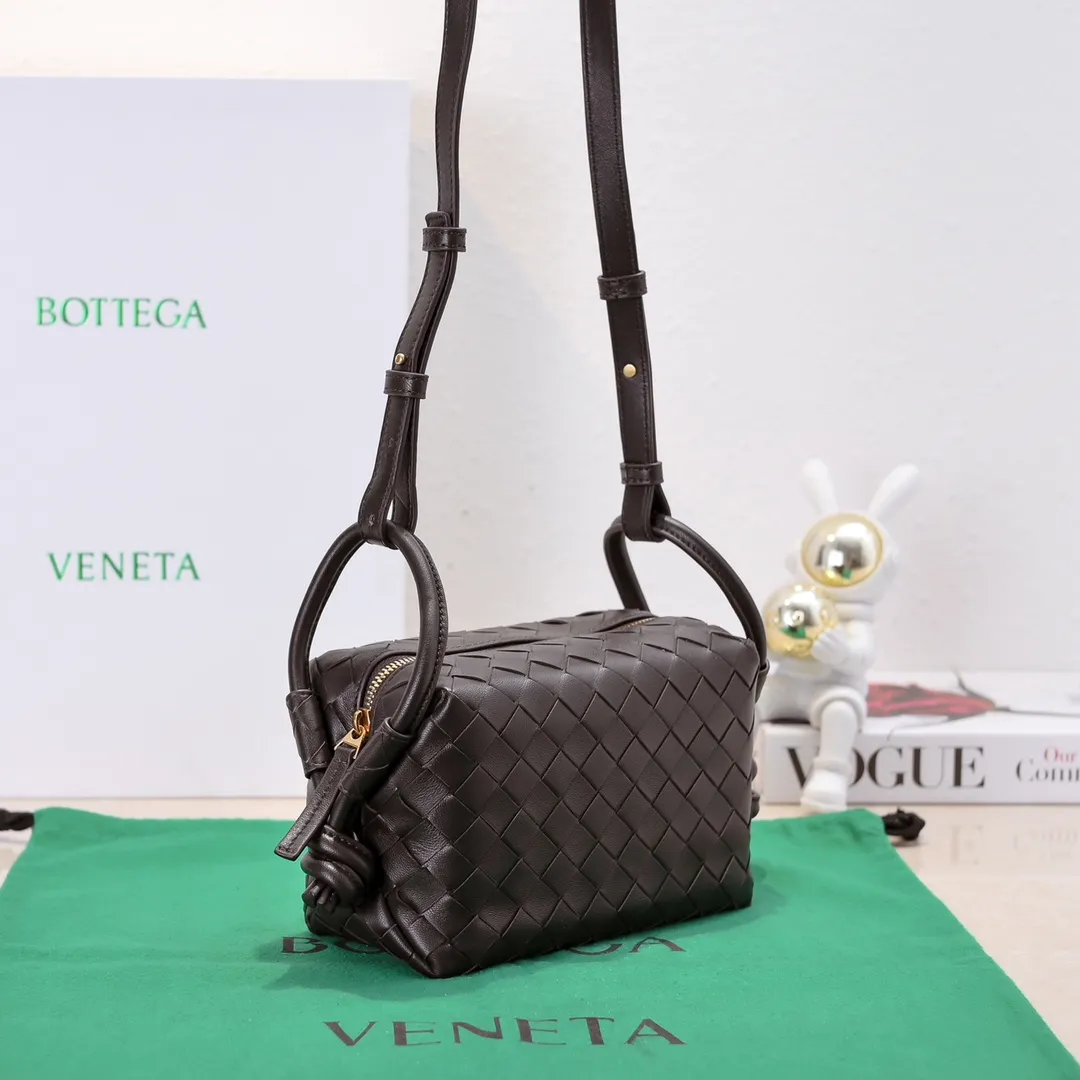 Batch 1360 BOTTEGA VENETA 2024 new loop is here! ! Many girls who like BV have owned the Loop bag. It has a simple appearance, classic weaving, and a compact and lightweight bag shape. This innovation continues the "camera bag" shape. Unlike the traditional Loop bag, which can only be worn as a crossbody bag, this innovation It can be carried by hand or cross-body, satisfying both the concave shape and daily needs. The oversized buckle can be folded and used as a handle. The sultry heat in summer ☀️ usually reduces people's desires. Having a lightweight bag will greatly enhance the happiness of traveling🫧 Style number: 6615 Size: 19*12*9cm
